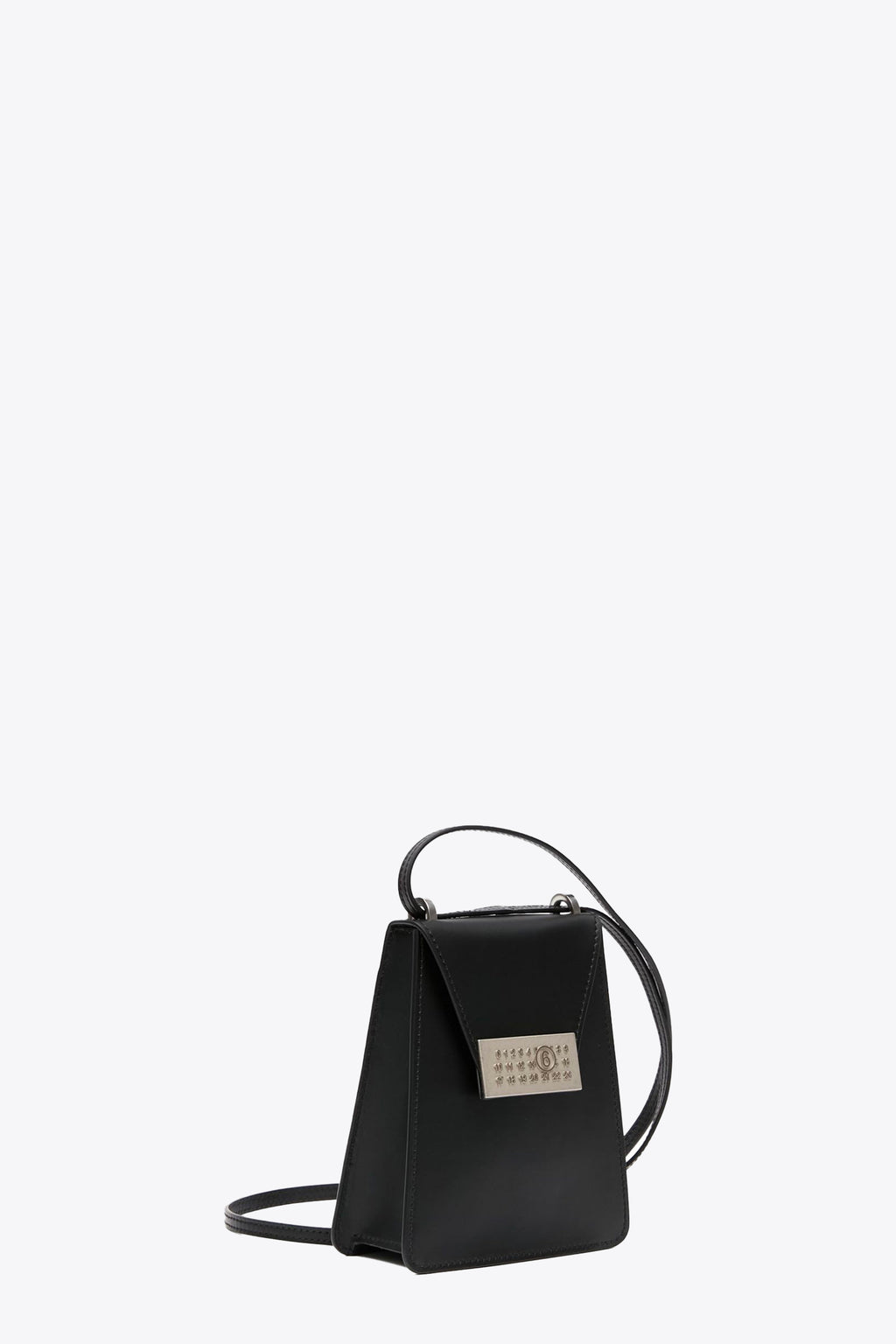 alt-image__Borsa-rigida-in-pelle-nera-con-logo-numerico-in-metallo