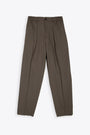 Pantalone in cotone marrone con pince ed elastico in vita 