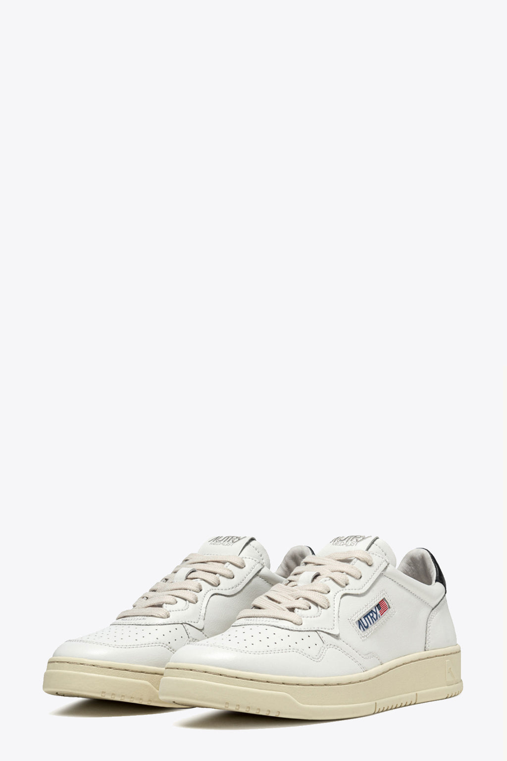 alt-image__White-leather-low-sneaker-with-black-tab---Medalist