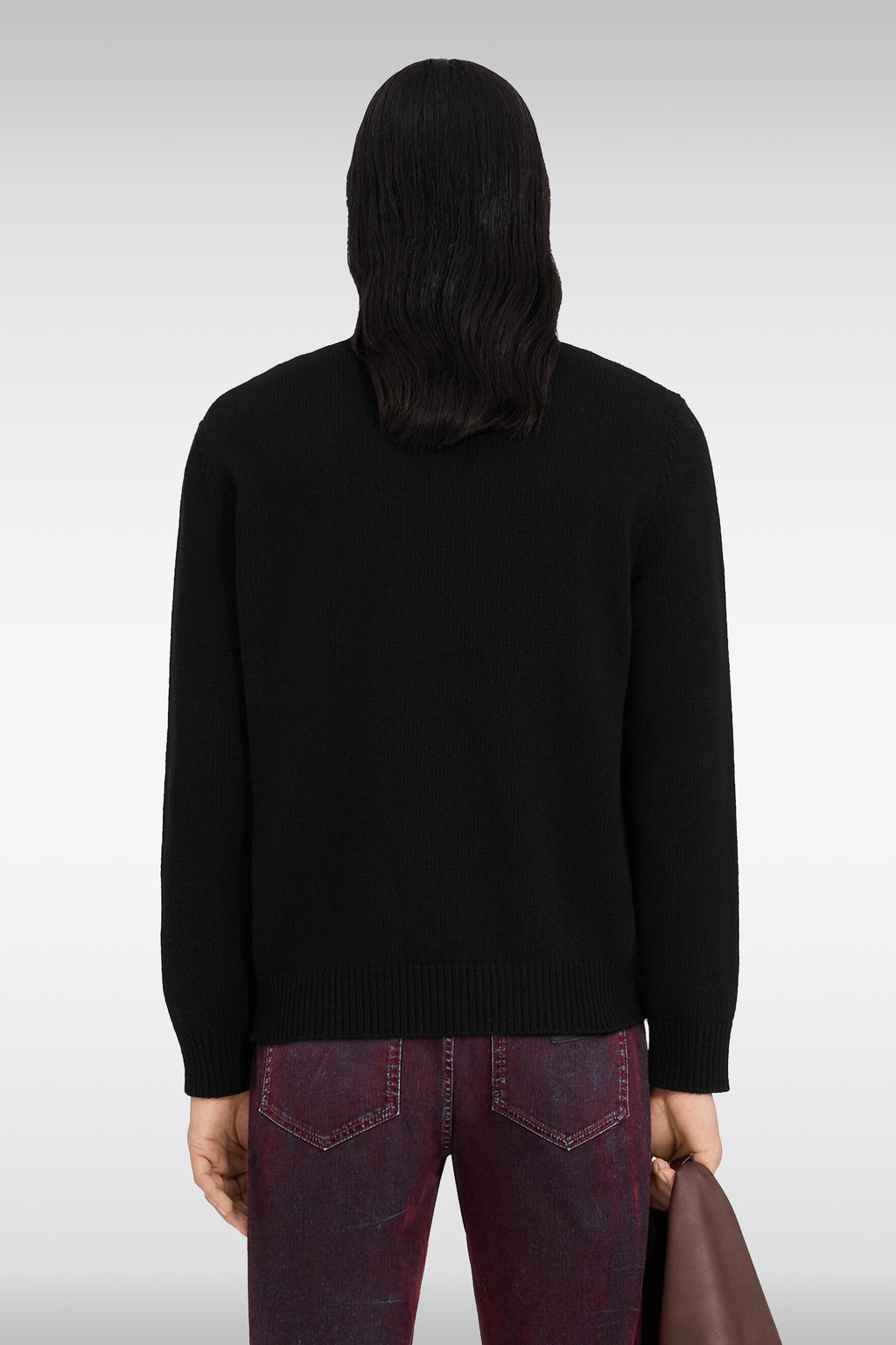alt-image__Pullover-nero-in-lana-con-logo-e-nastro-adesivo