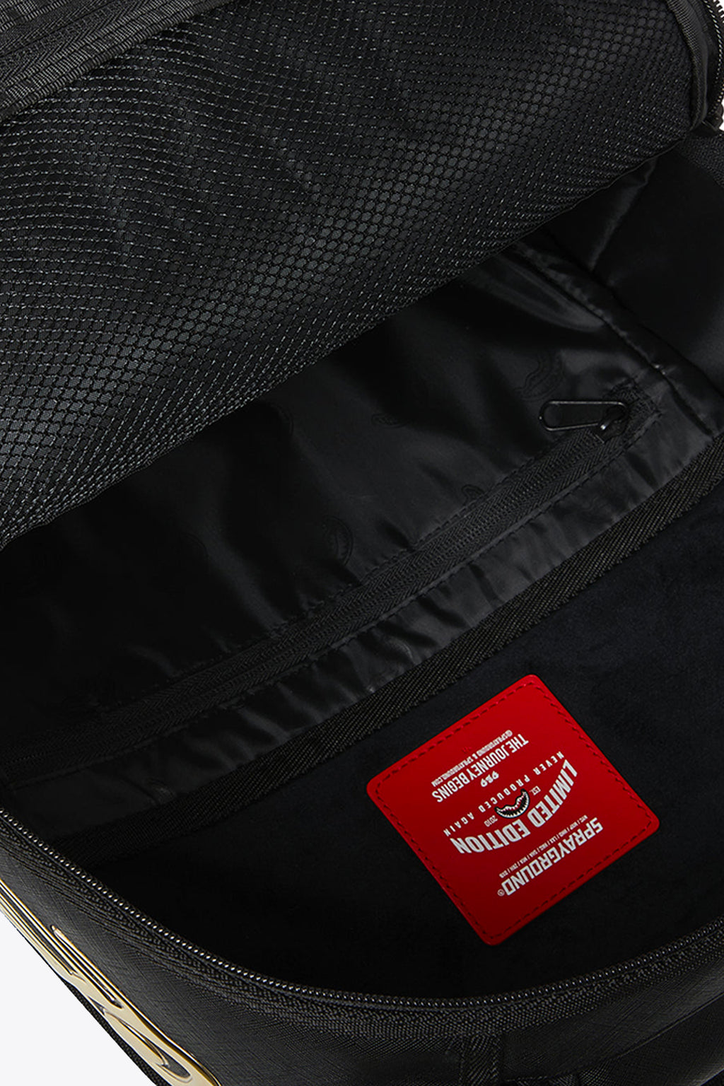 alt-image__Zaino-in-pvc-nero-con-bocca-shark-color-oro---Gold-And-Dangerous-Backpack