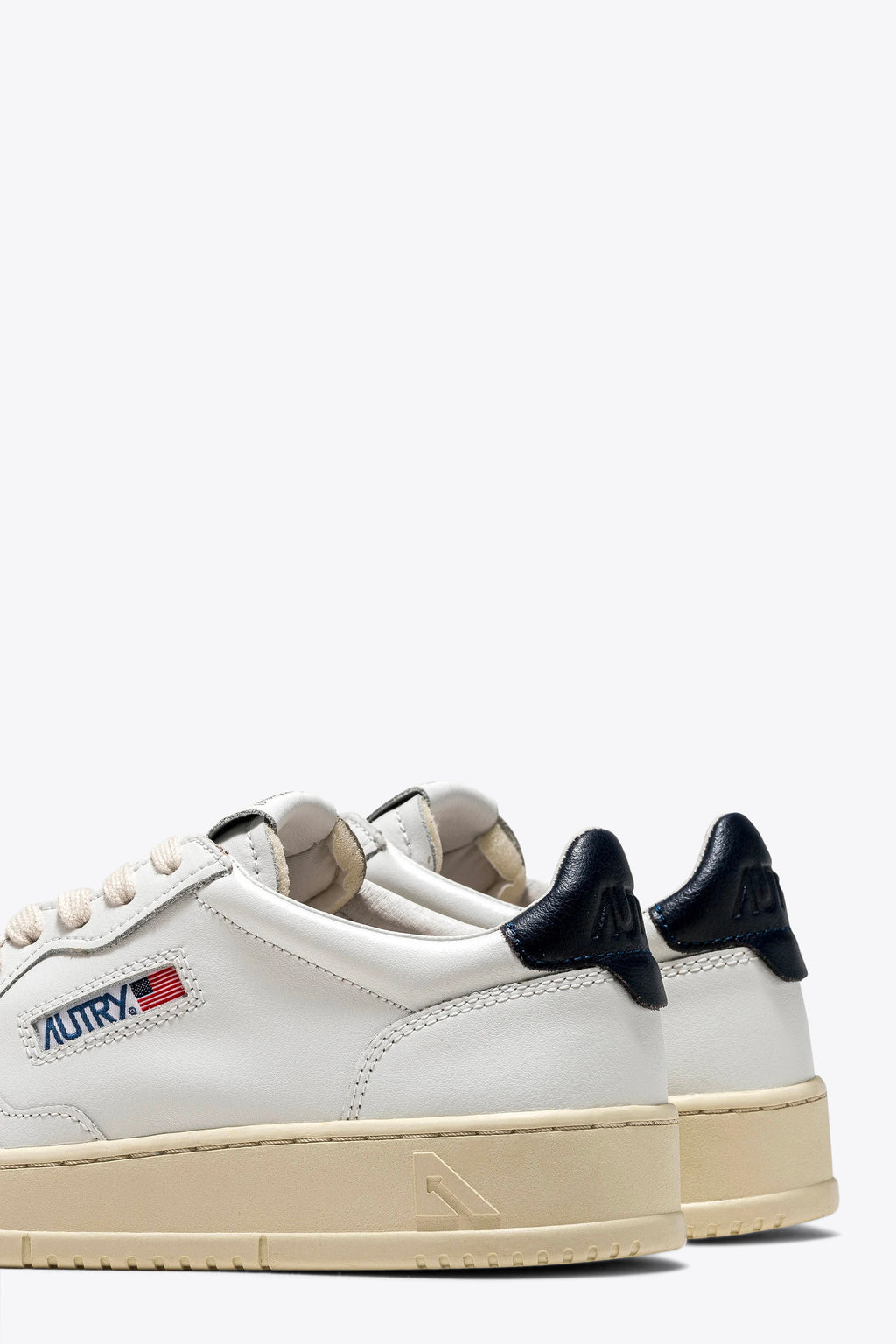 alt-image__Sneaker-bassa-in-pelle-bianca-con-tab-blu---Medalist