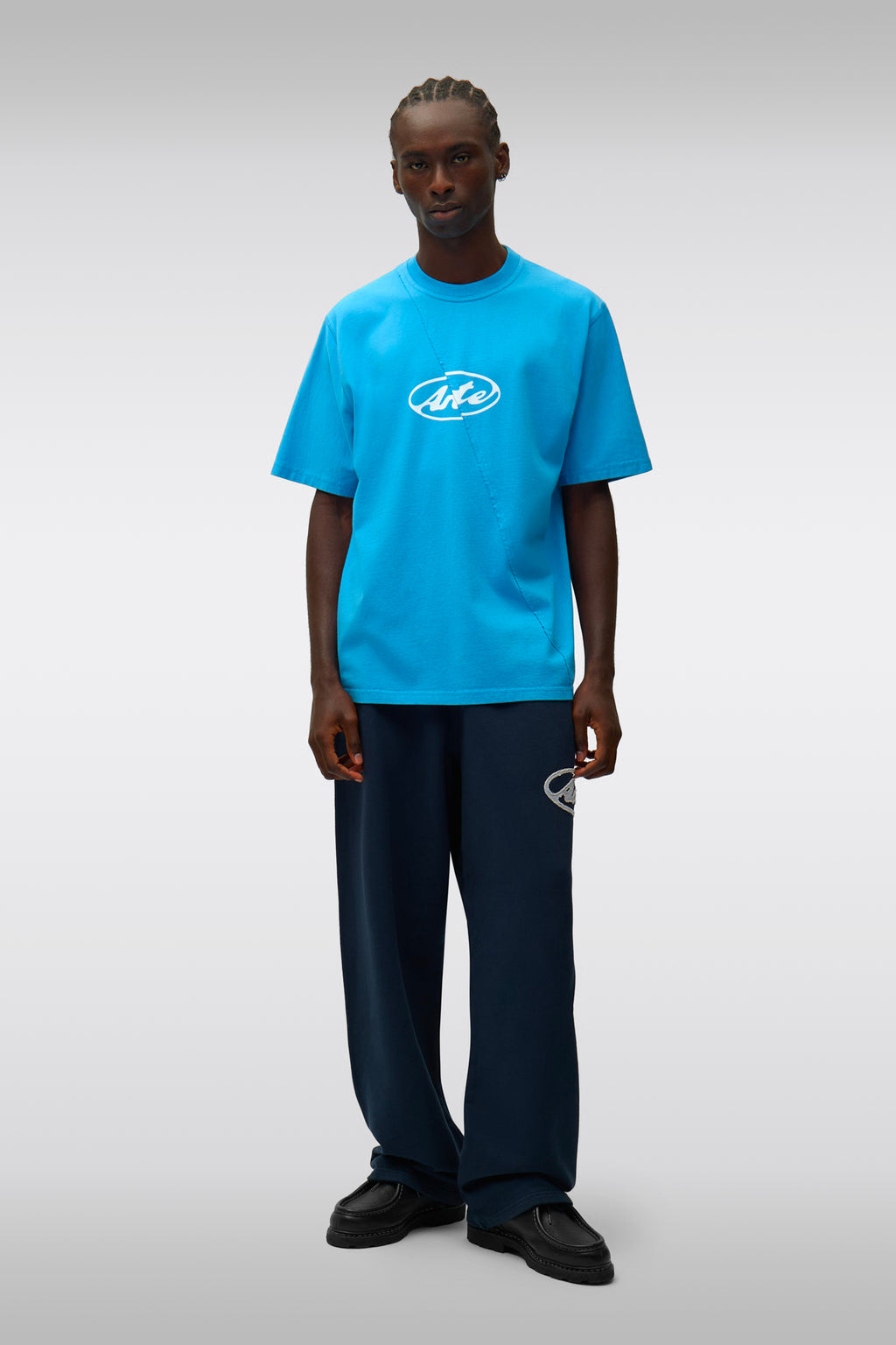 alt-image__T-shirt-azzurra-in-cotone-con-logo-e-cucitura-diagonale---Circle-Logo-T-shirt