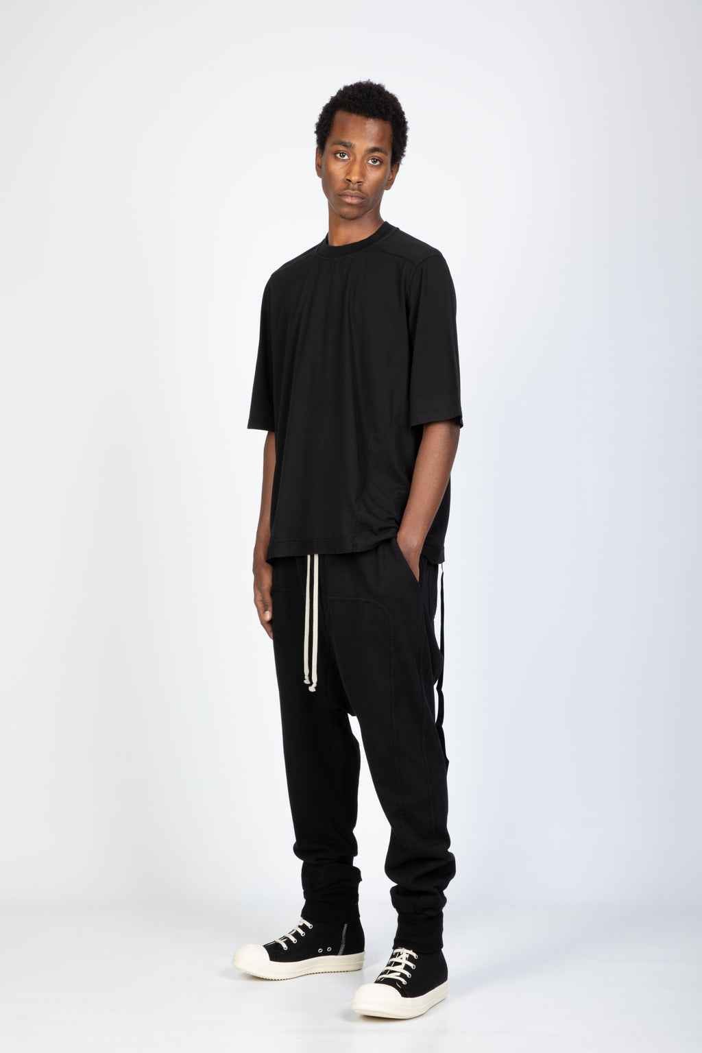 alt-image__Pantalone-nero-in-felpa-con-cavallo-basso---Prisoner-Drawstring