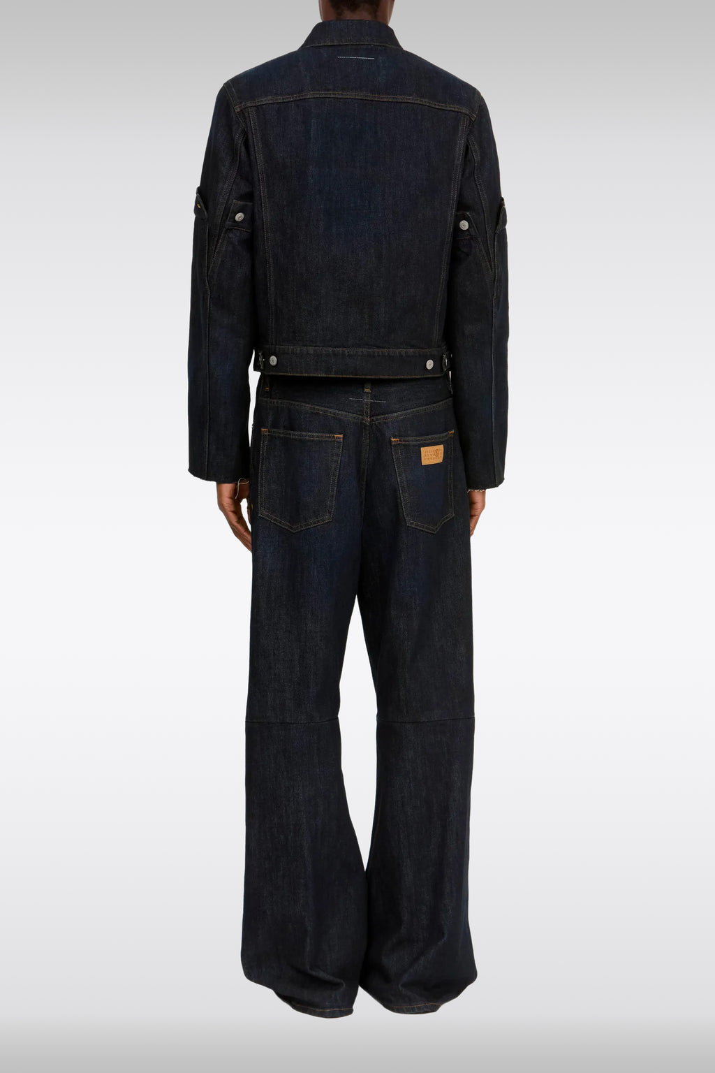 alt-image__Giacca-in-denim-blu-scuro-con-manica-decostruita-e-capovolta