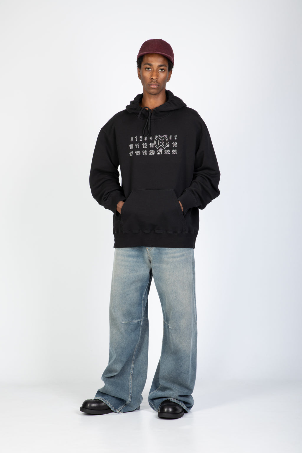alt-image__Felpa-nera-con-cappuccio-e-logo-stampato-al-petto