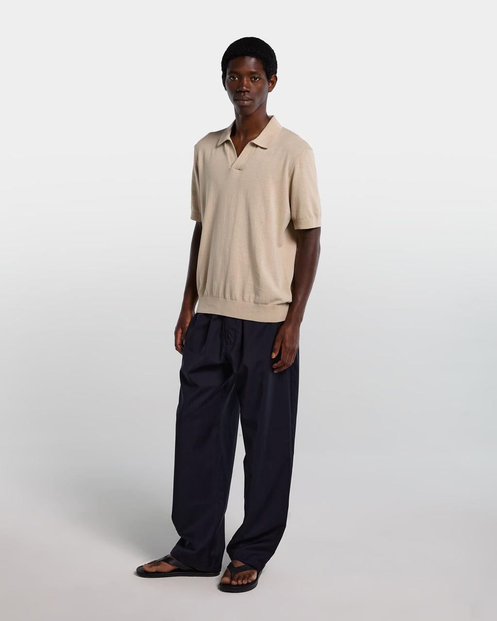 alt-image__Polo-in-cotone-color-sabbia-con-collo-aperto