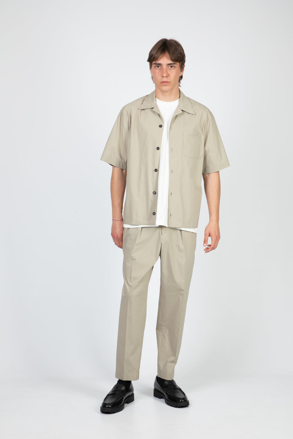 alt-image__Pantalone-in-cotone-tecnico-kaki-con-pince-ed-elastico-in-vita