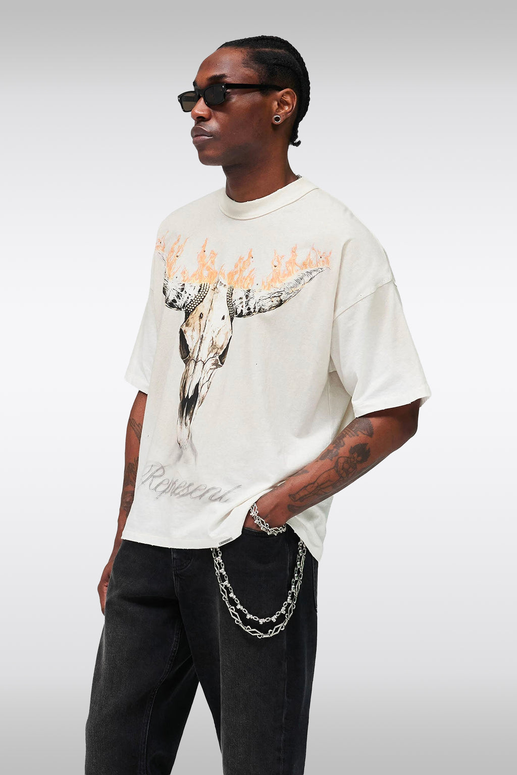 alt-image__T-shirt-in-cotone-color-panna-con-stampa-grafica---British-Cowboys-T-Shirt