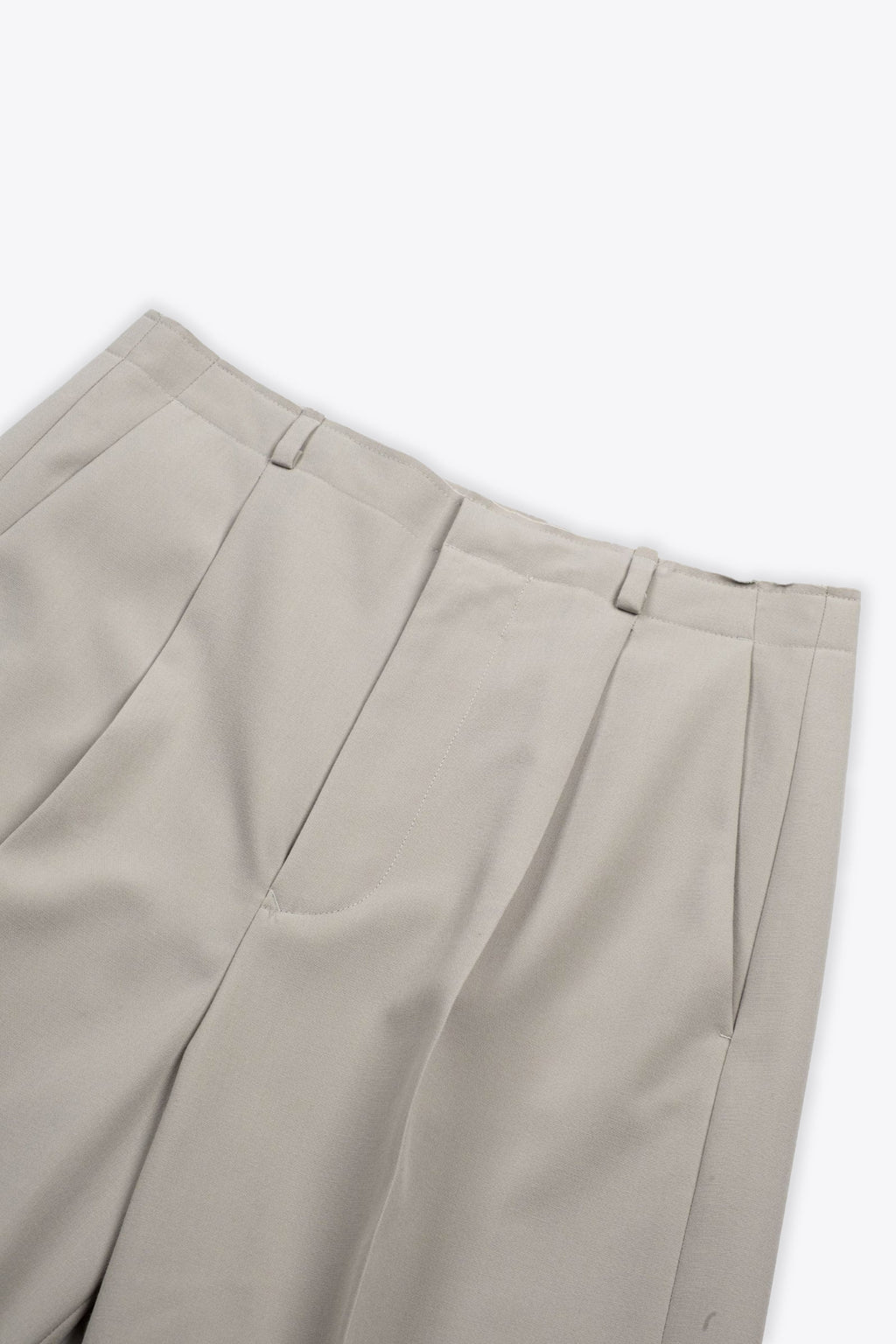 alt-image__Pantaloni-ampi-in-fresco-lana-grigio-chiaro-con-pince-frontale