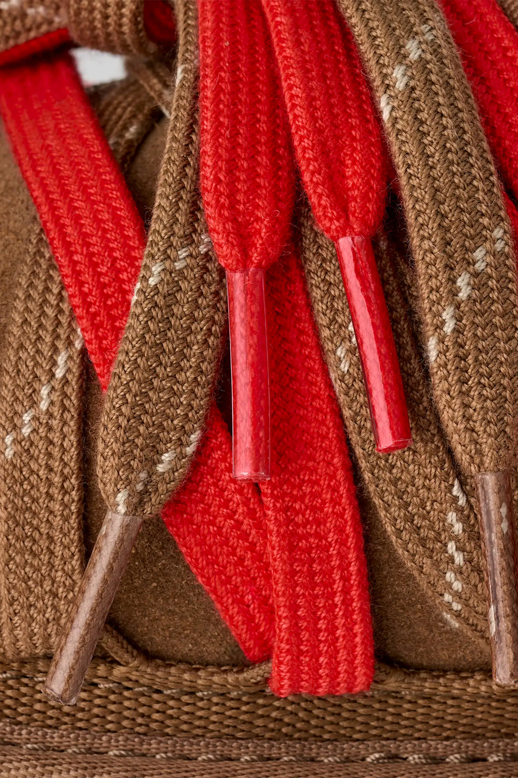 alt-image__Ciabatta-in-suede-color-cammello-con-lacci-multicolor---M-Tasman-Lace