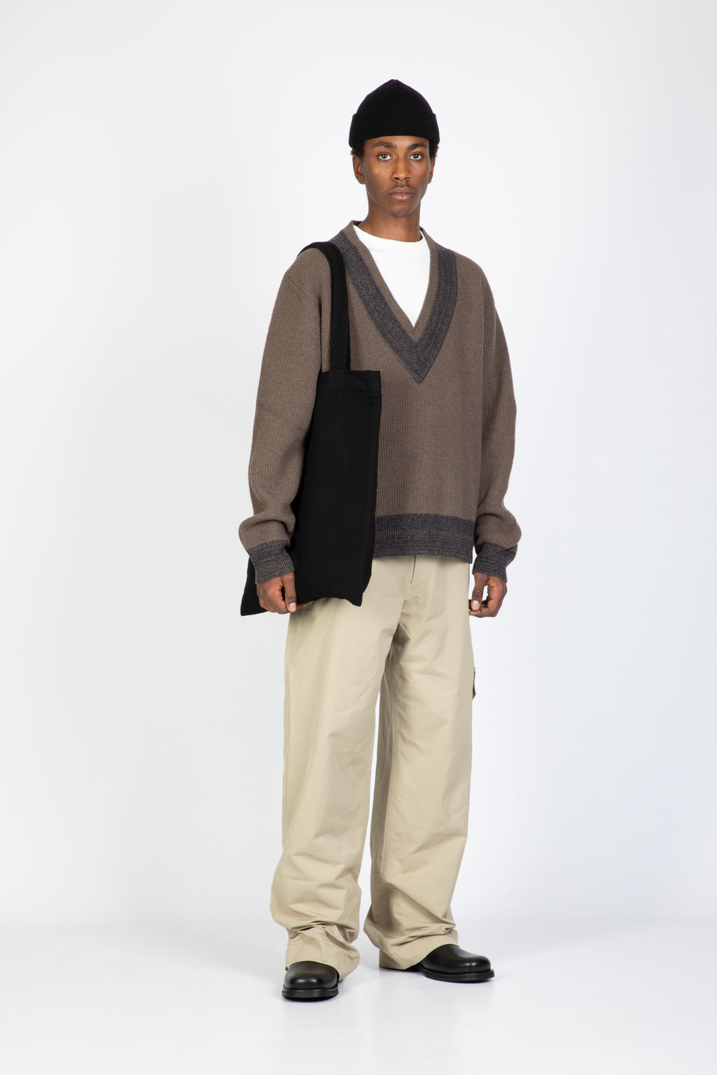 alt-image__Pullover-relaxed-fit-in-lana-a-coste-marrone-con-scollo-a-V