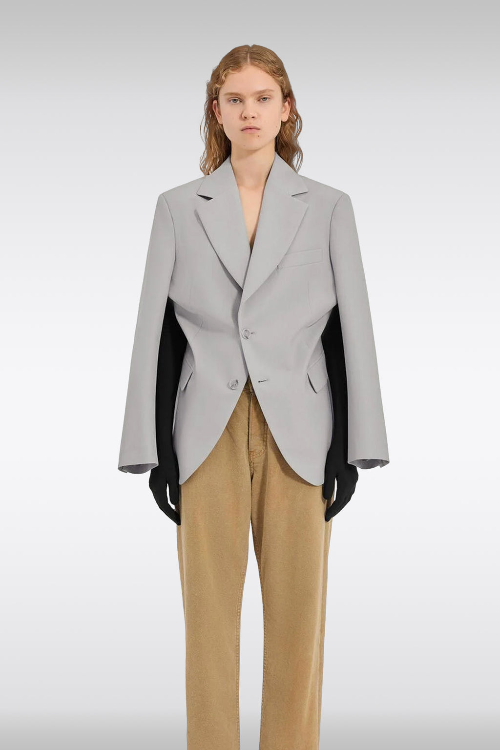 alt-image__Giacca-in-fresco-lana-grigio-chiaro-con-guanti-neri-in-vita