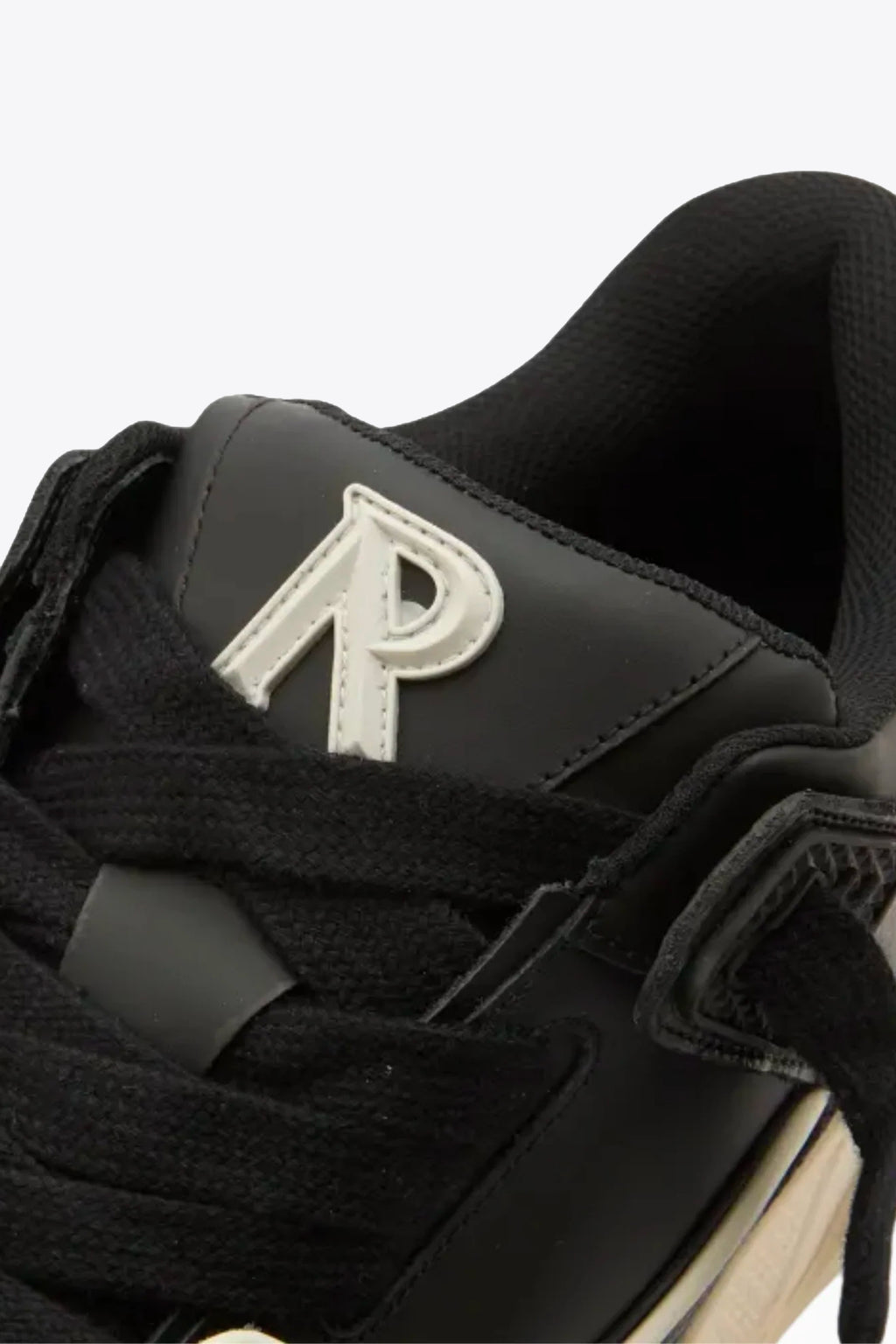 alt-image__Sneaker-bassa-nera-in-pelle-con-lacci-grossi---Studio-Sneaker
