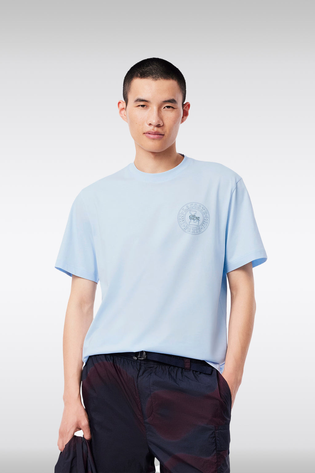 alt-image__T-shirt-in-cotone-celeste-con-stampa-grafica-al-petto