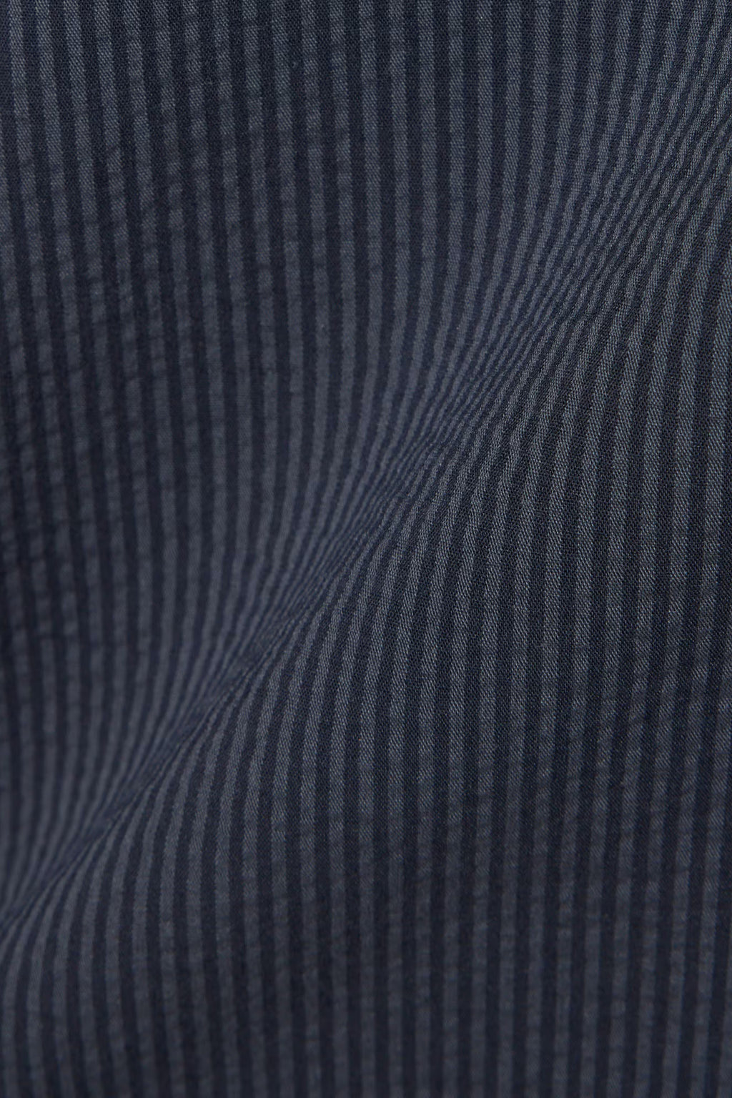 alt-image__Camicia-in-seersucker-a-righe-grigio-e-nero-con-maniche-corte