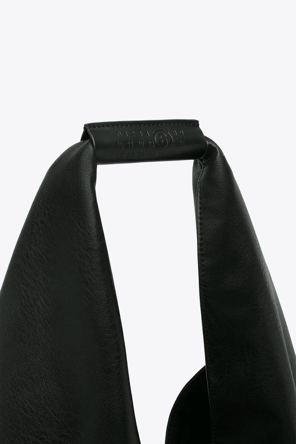 alt-image__Borsa-triangolare-Japanese-in-similpelle-nera