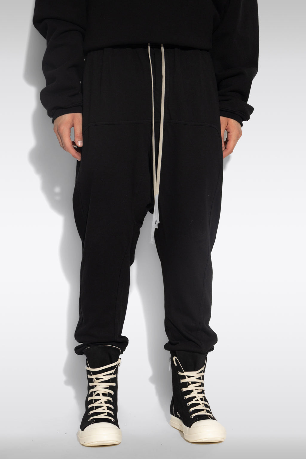 alt-image__Pantalone-nero-in-felpa-con-cavallo-basso---Prisoner-Drawstring