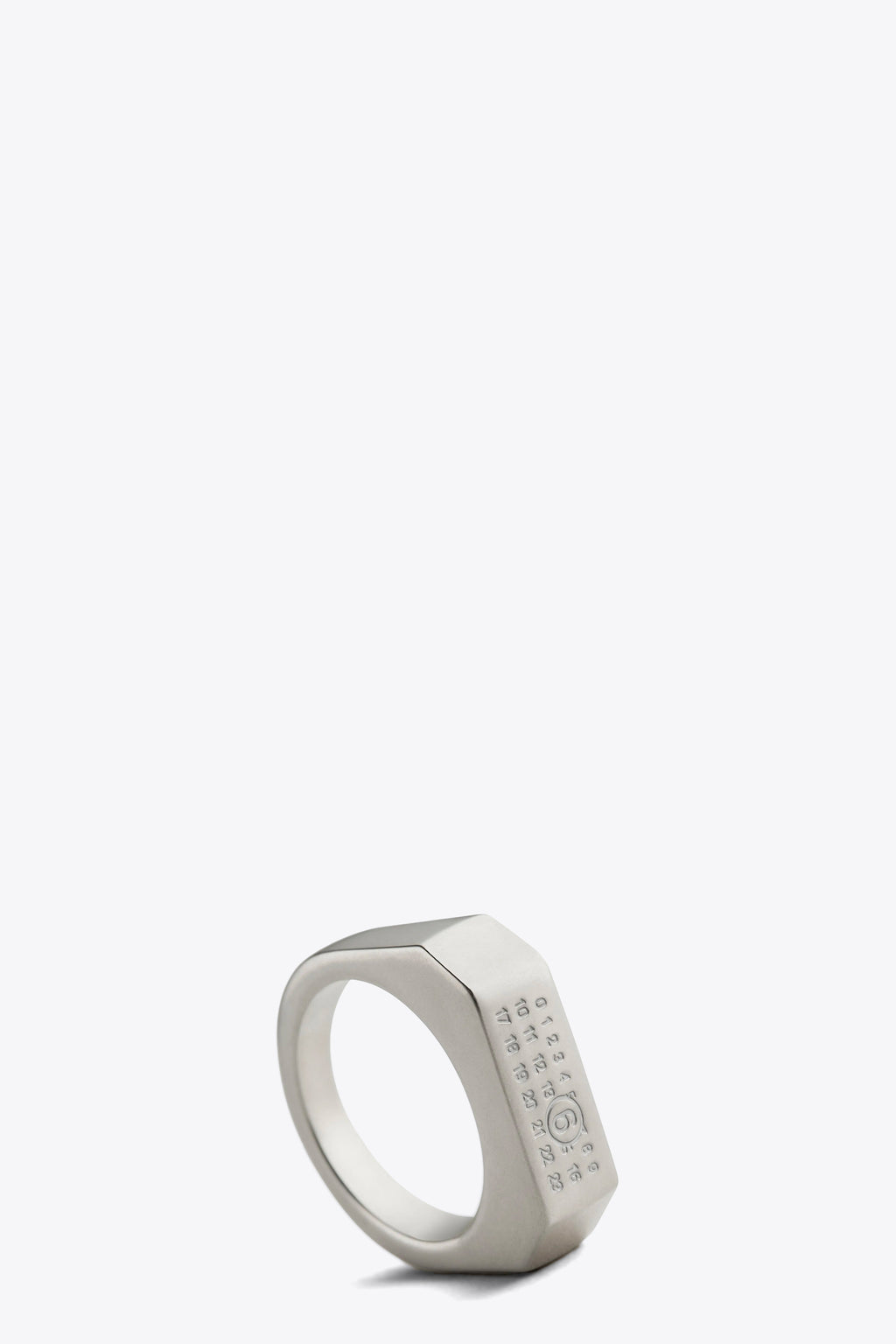 alt-image__Anello-in-ottone-color-argento-con-logo-numerico