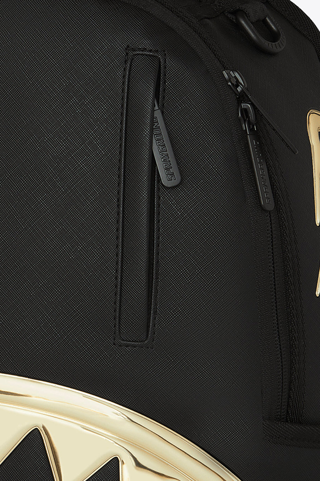 alt-image__Zaino-in-pvc-nero-con-bocca-shark-color-oro---Gold-And-Dangerous-Backpack