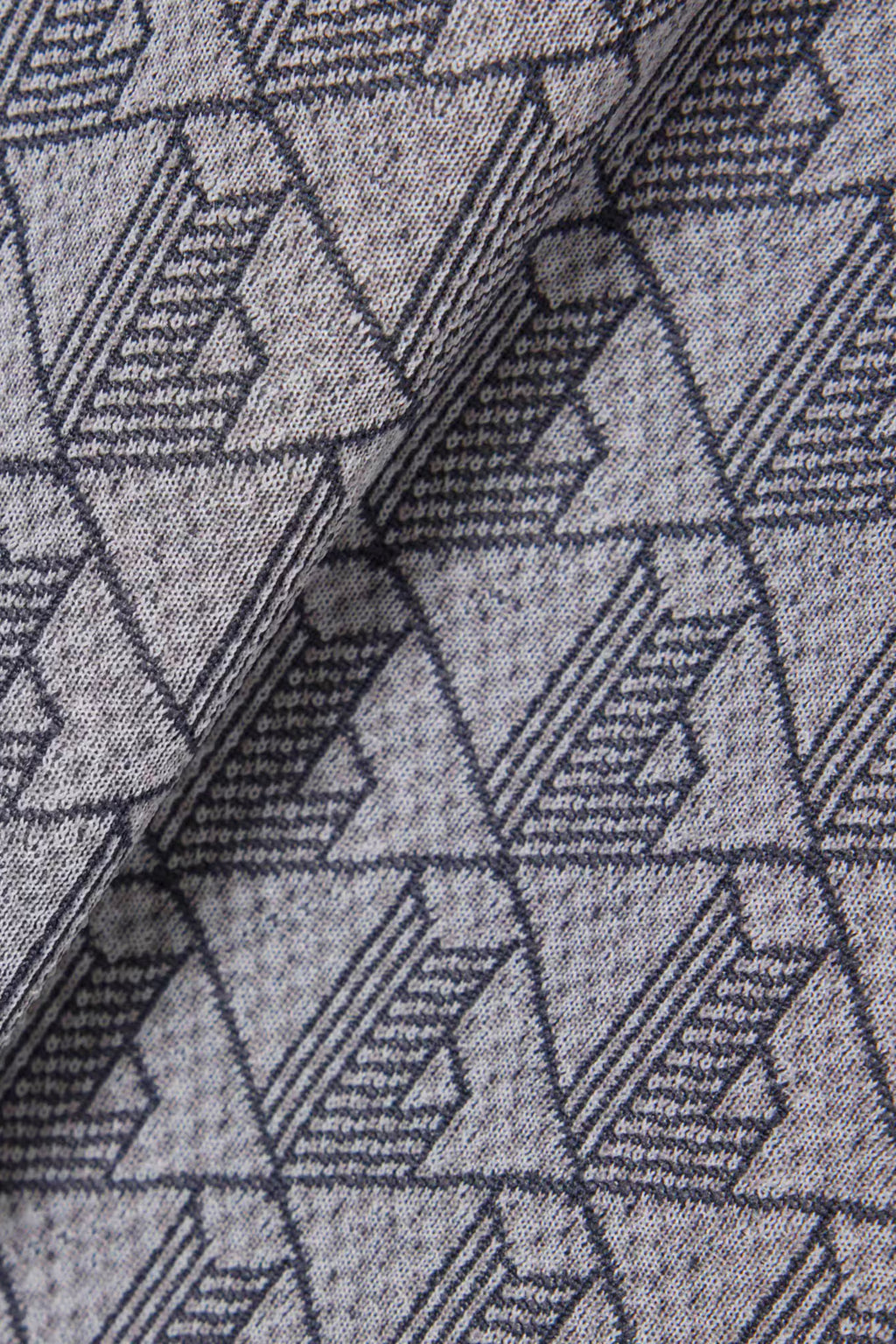 alt-image__Felpa-grigia-con-zip-e-motivo-jacquard-monogram