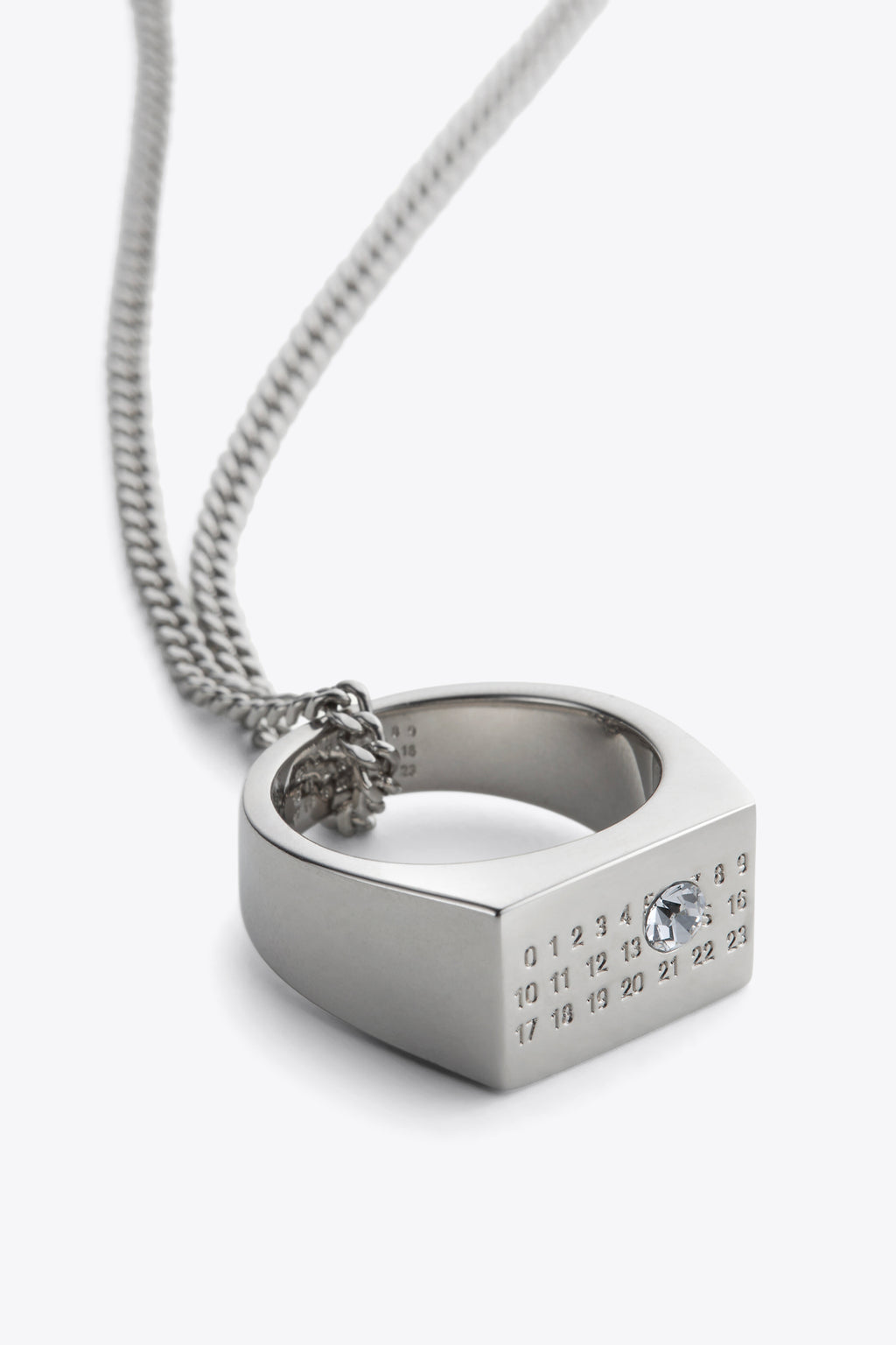 alt-image__Collana-in-ottone-color-argento-con-anello-pendente-con-logo-numerico-e-strass