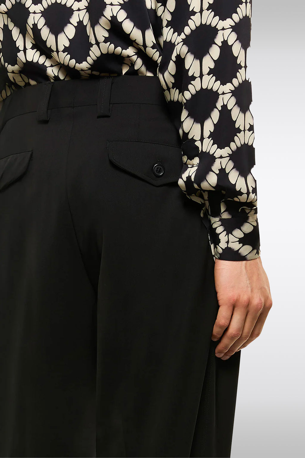 alt-image__Pantalone-in-fresco-lana-nero-loose-fit-con-pince-frontale