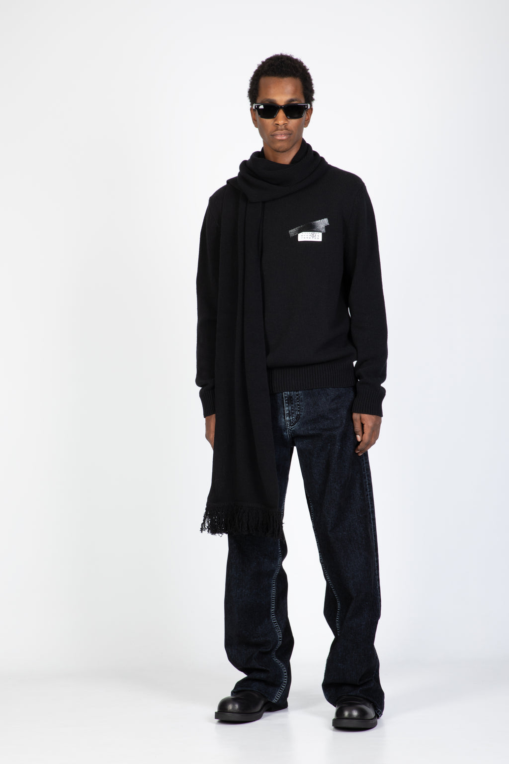 alt-image__Pullover-nero-in-lana-con-logo-e-nastro-adesivo