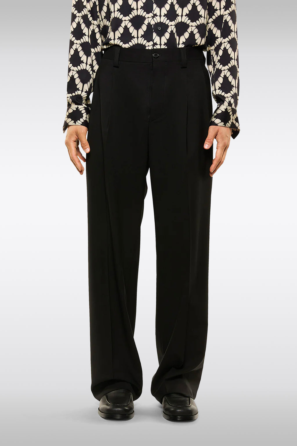 alt-image__Pantalone-in-fresco-lana-nero-loose-fit-con-pince-frontale