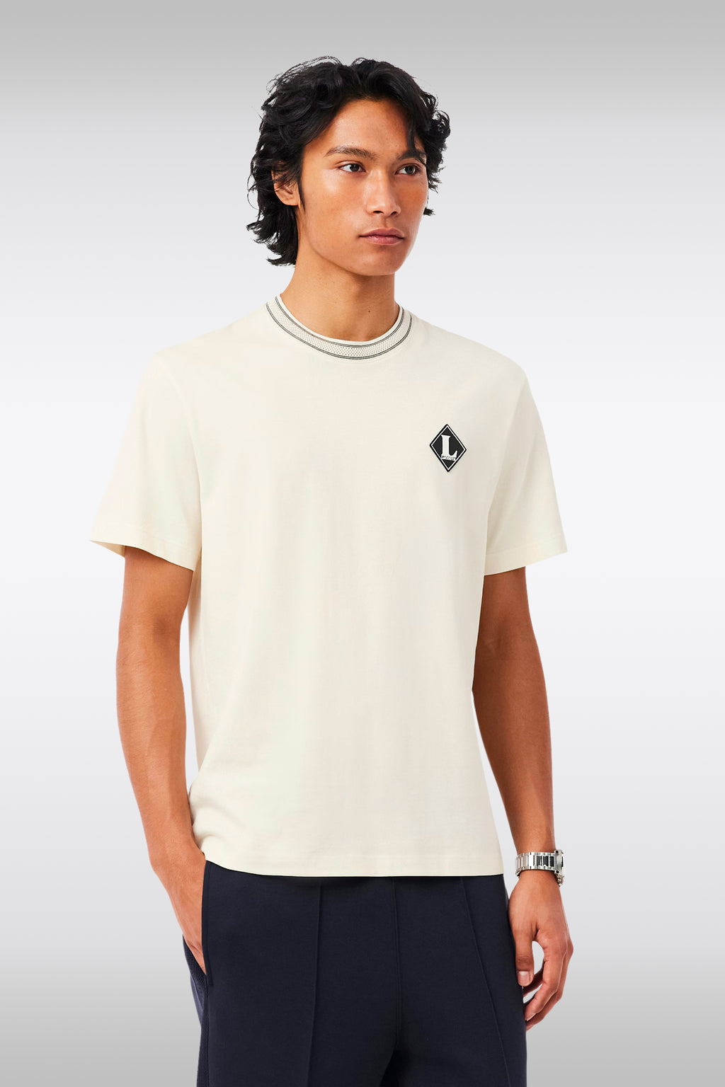 alt-image__T-shirt-in-cotone-color-panna-con-girocollo-a-contrasto-e-logo-a-rombo-al-petto