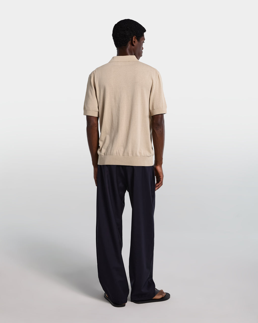 alt-image__Polo-in-cotone-color-sabbia-con-collo-aperto
