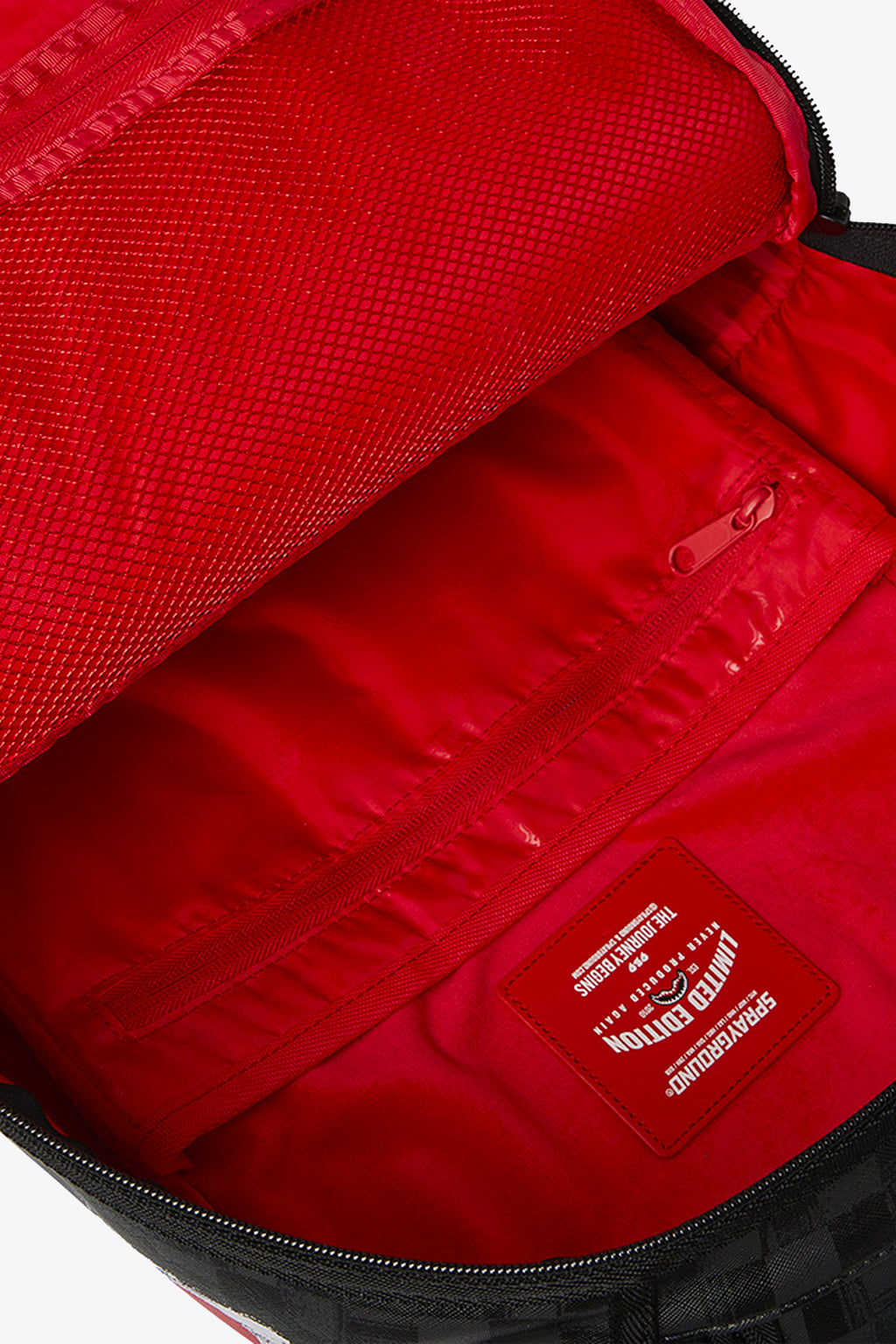 alt-image__Zaino-in-pvc-a-scacchi-nero-con-bocca-shark---Scribble-Shark-Backpack