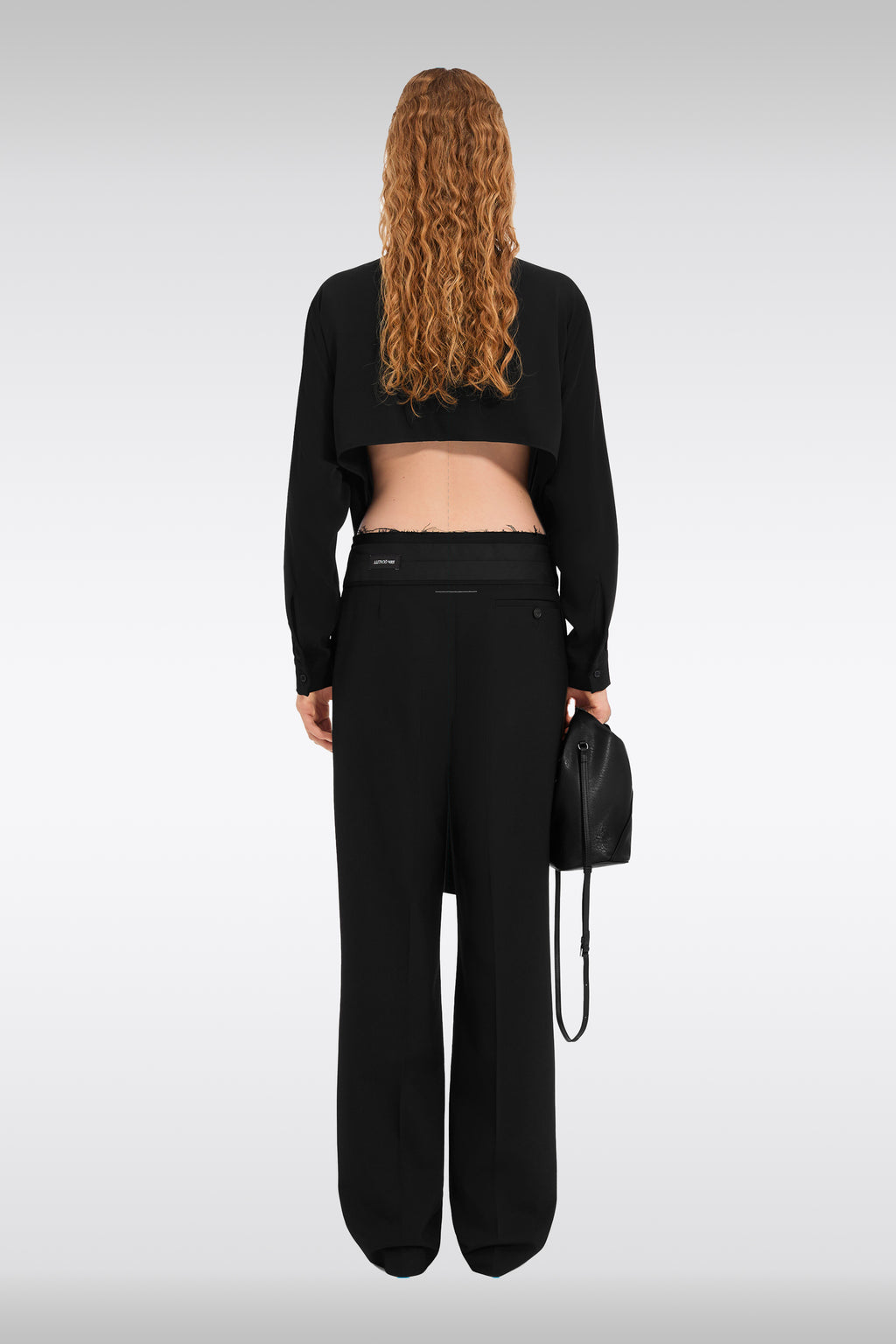 alt-image__Camicia-cropped-nera-con-bande-annodate-in-vita