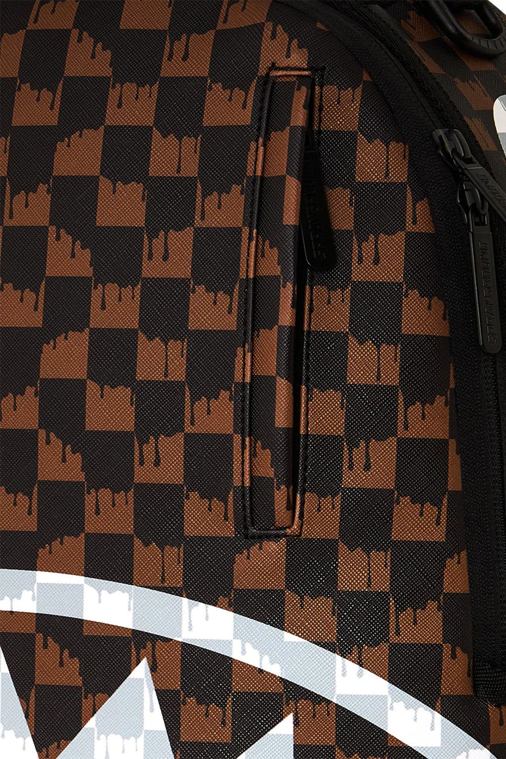 alt-image__Zaino-in-pvc-marrone-a-scacchi-con-bocca-shark-a-contrasto---Brown-And-Cream-Drip-Check-Shark-Backpack