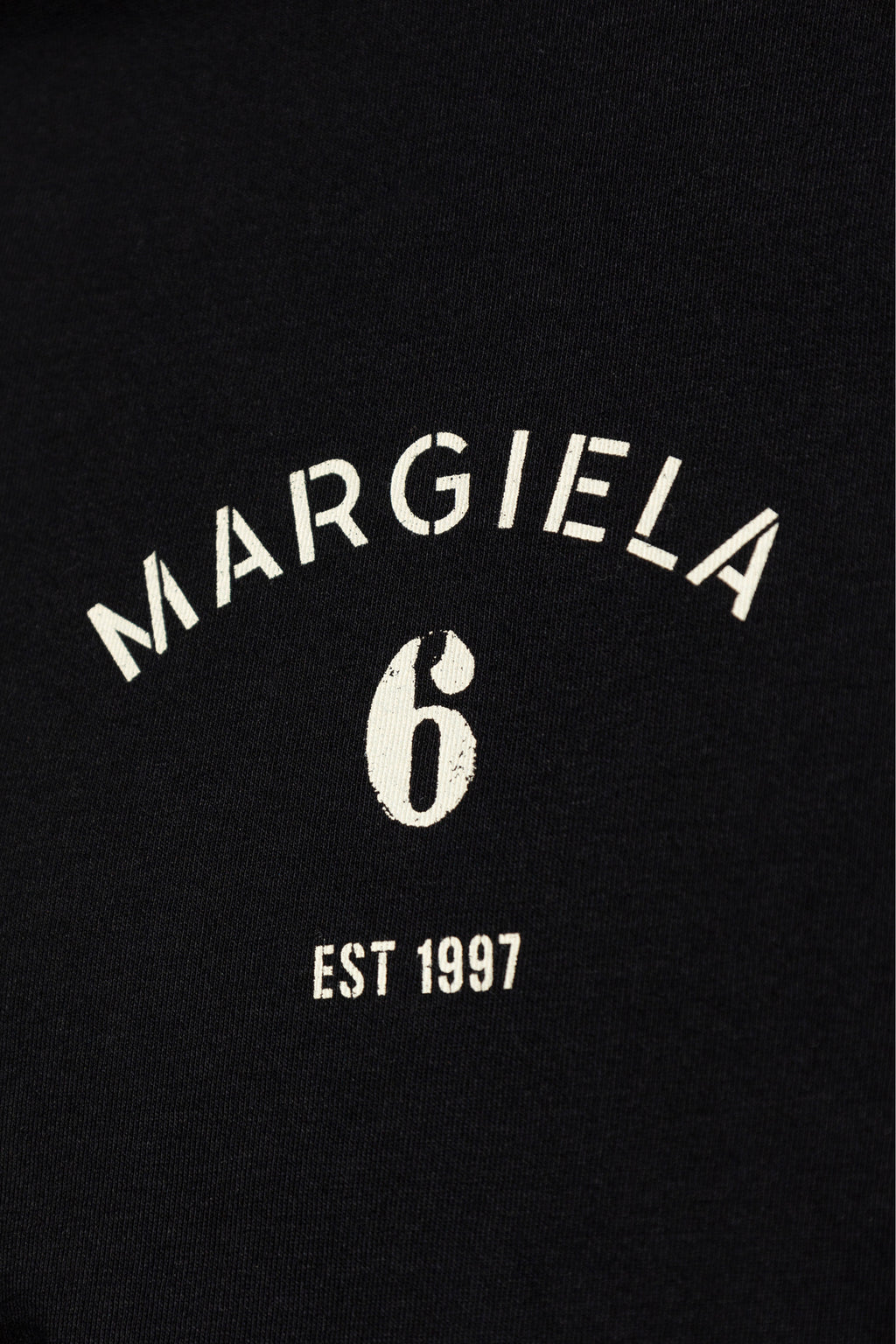 alt-image__T-shirt-nera-con-logo-al-petto