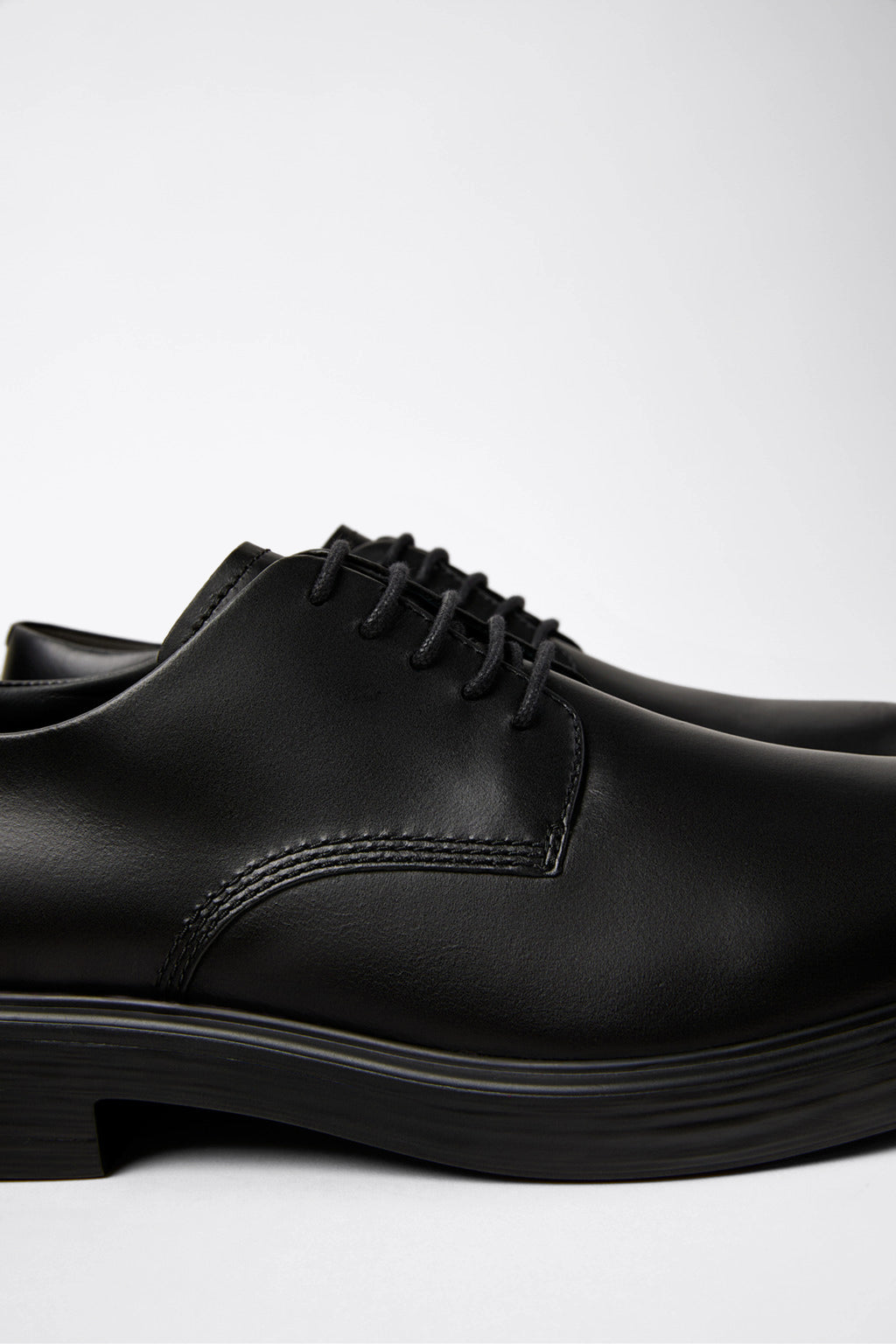 alt-image__Scarpa-derby-in-pelle-nera-con-punta-arrotondata---Dean