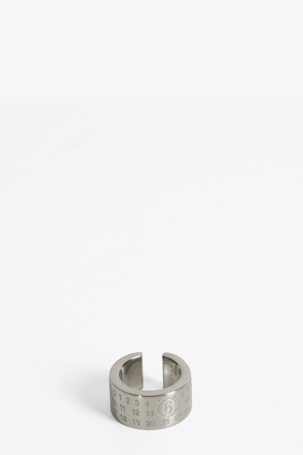 alt-image__Earcuff-in-ottone-color-argento-con-logo-numerico