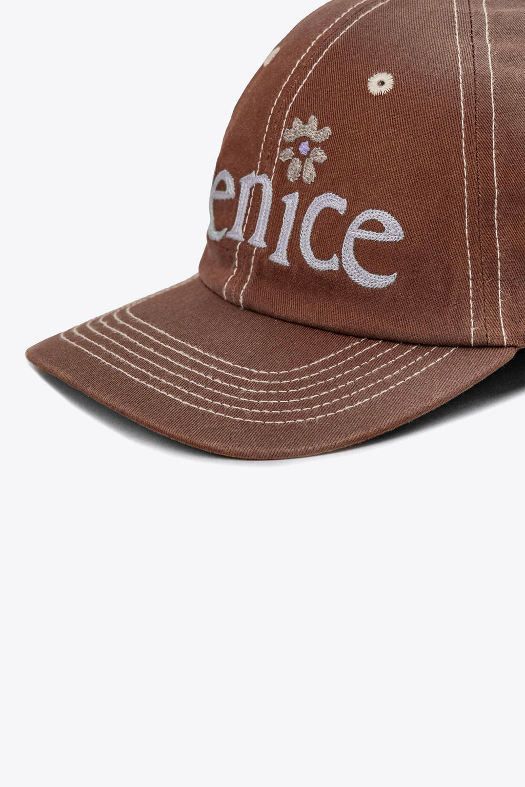 alt-image__Cappello-marrone-con-visiera-e-ricamo-