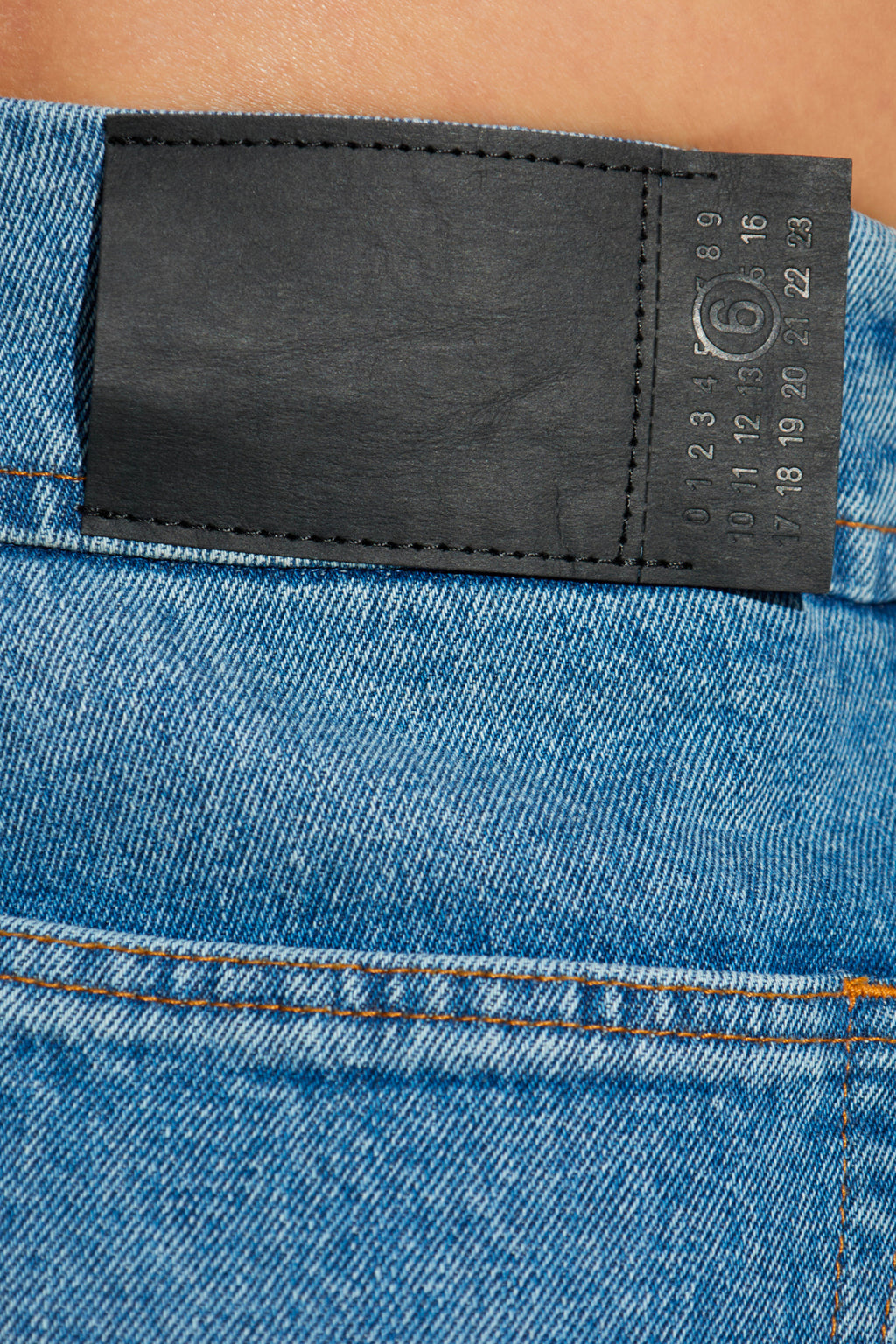 alt-image__Jeans-a-vita-alta-in-denim-blu-medio-con-gamba-dritta