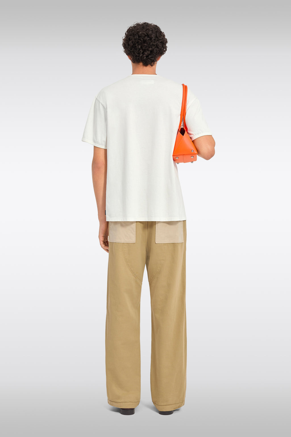 alt-image__T-shirt-bianca-in-cotone-con-stampa-floccata