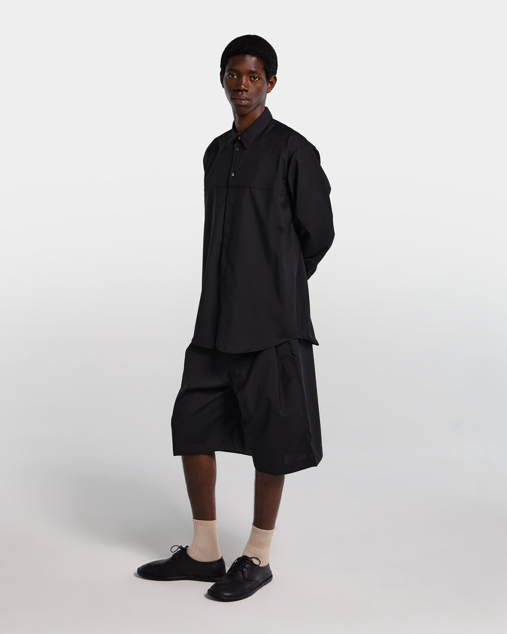alt-image__Overshirt-nera-in-frescolana-con-maniche-lunghe