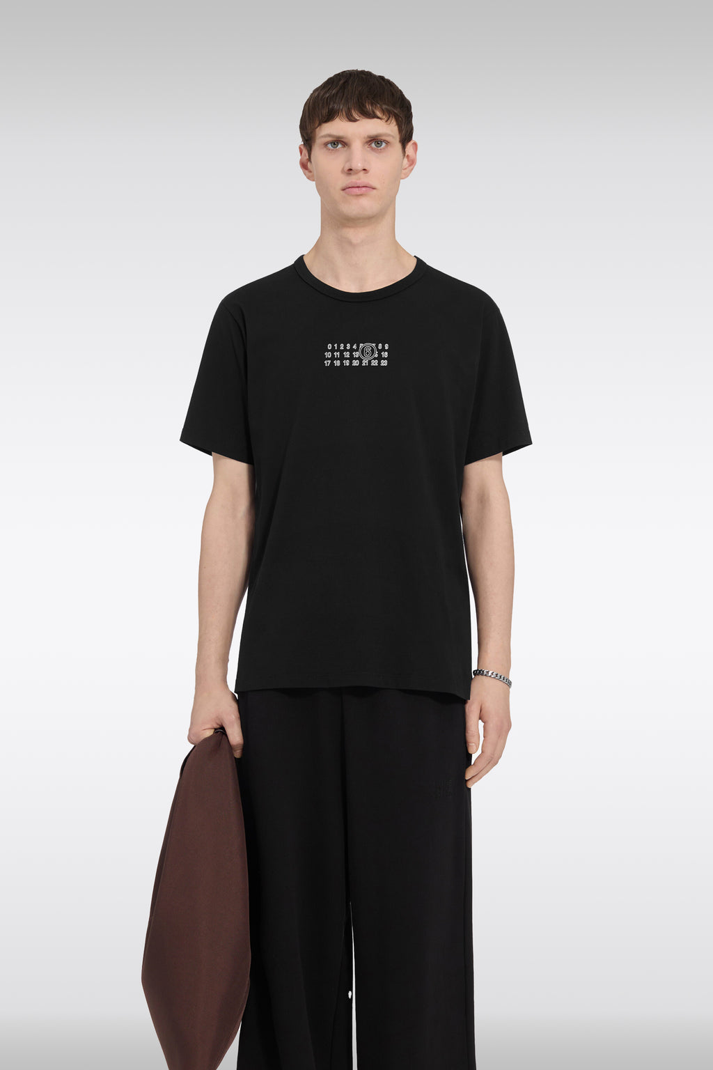 alt-image__T-shirt-nera-in-cotone-con-logo-numerico-frontale