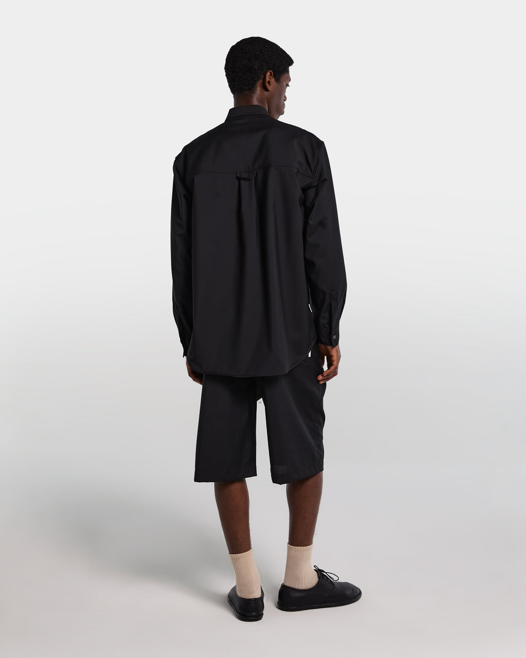 alt-image__Overshirt-nera-in-frescolana-con-maniche-lunghe