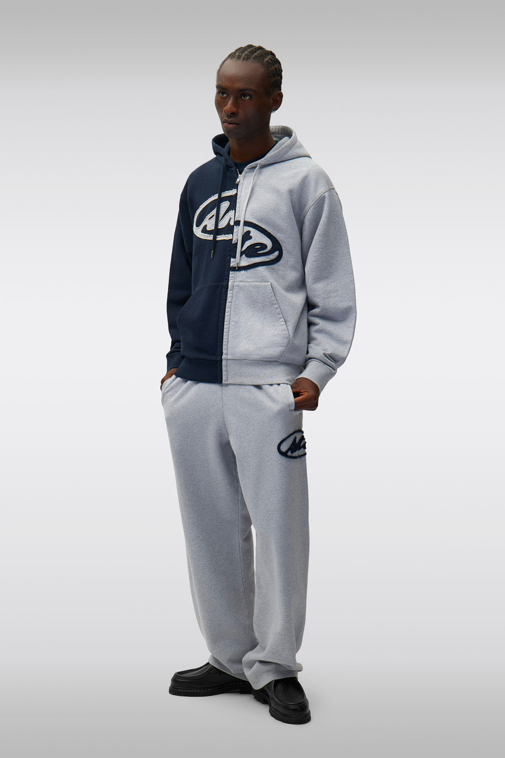 alt-image__Felpa-blu-navy-e-grigia-con-logo-al-petto-e-cappuccio---Split-Patch-Zip-Hoodie