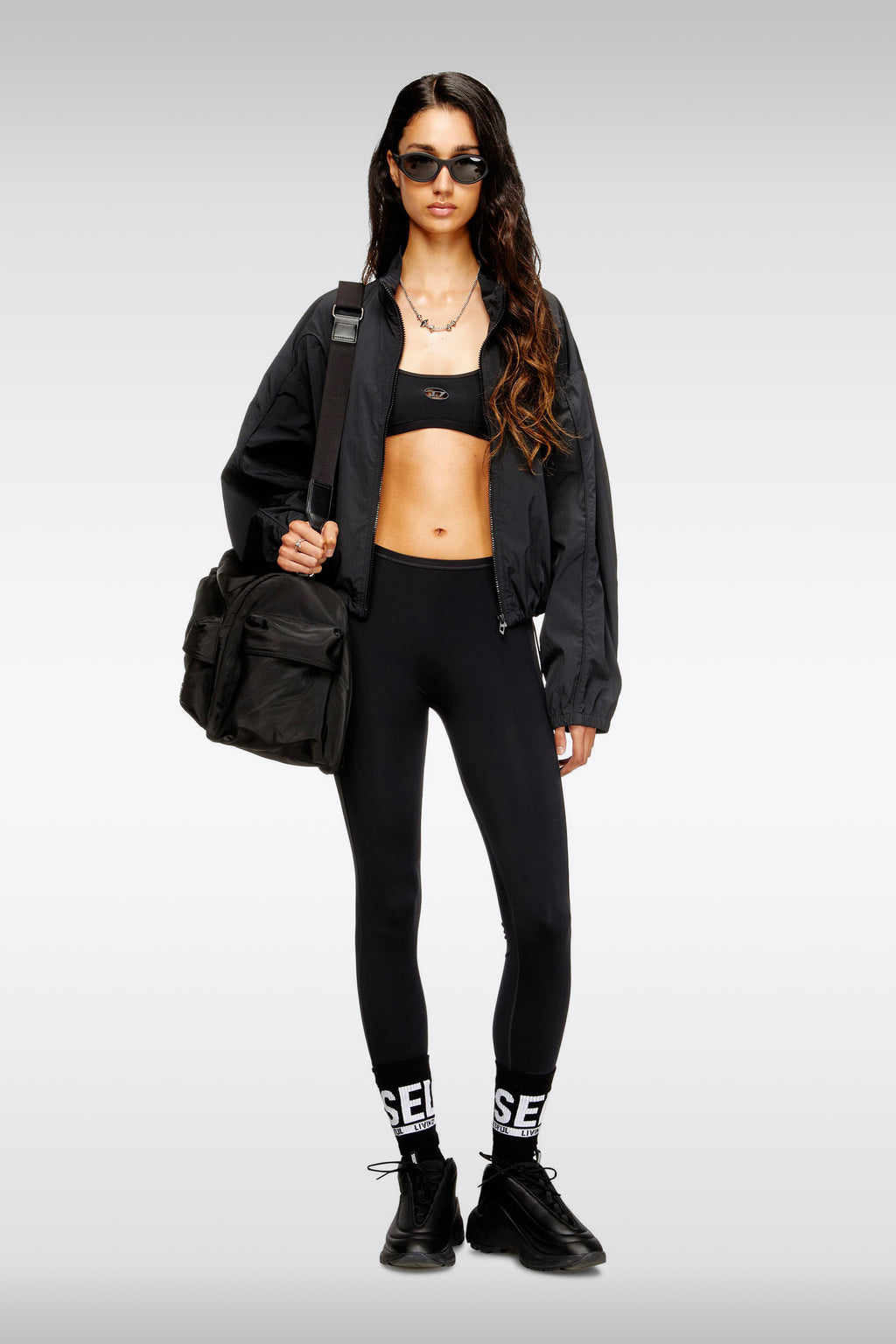 alt-image__Reggiseno-nero-sportivo-in-microfibra-con-logo-cut-out---Chelsea-Utlt