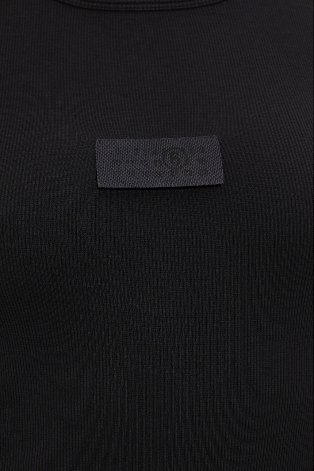 alt-image__Canotta-nera-in-cotone-a-coste-con-etichetta-e-logo-numerico