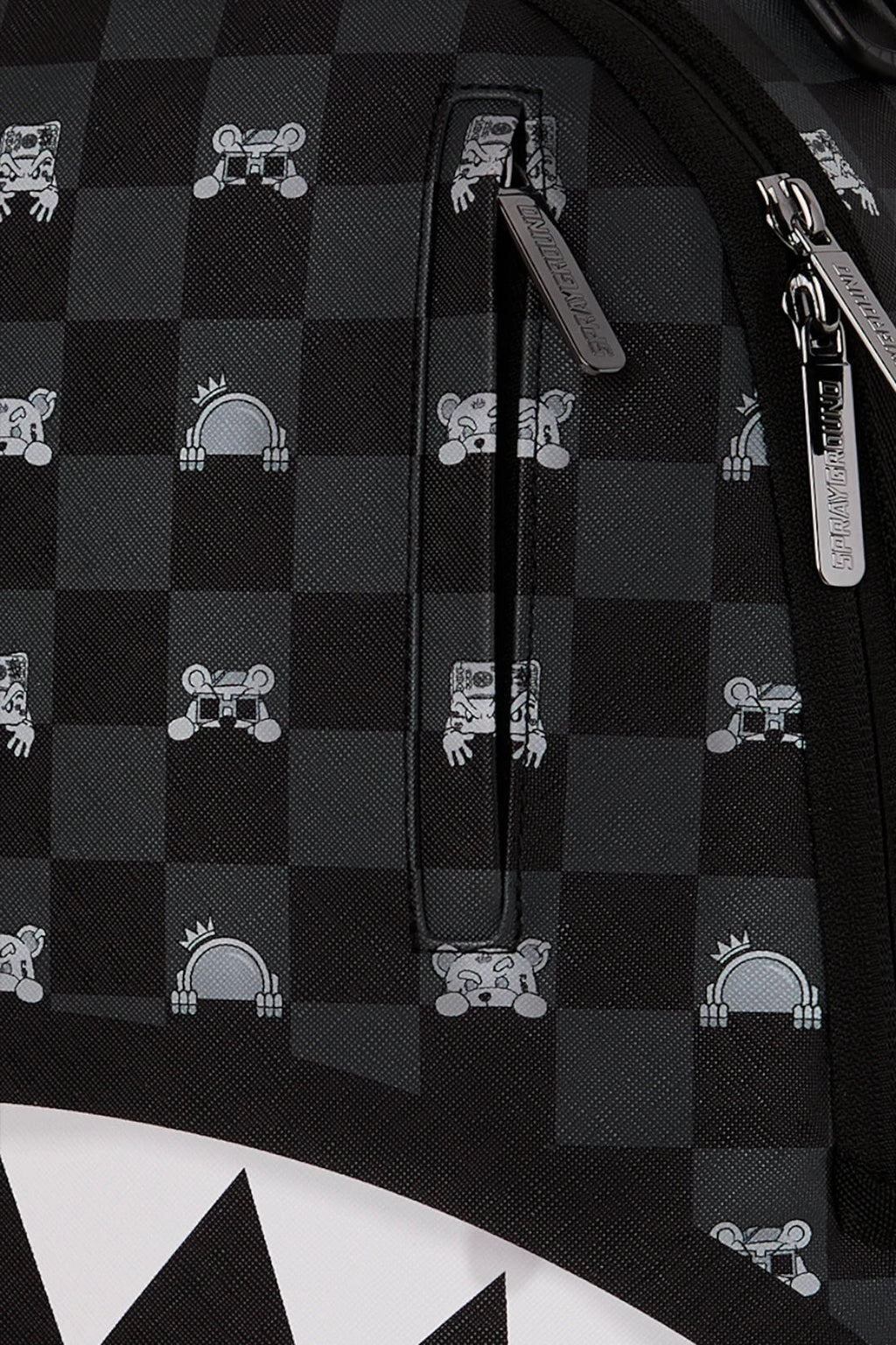 alt-image__Zaino-in-pvc-nero-a-scacchi-con-stampa-grafica---Peeking-Character-Check-Backpack