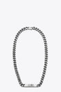 Collana in metallo argento con placca e logo inciso 