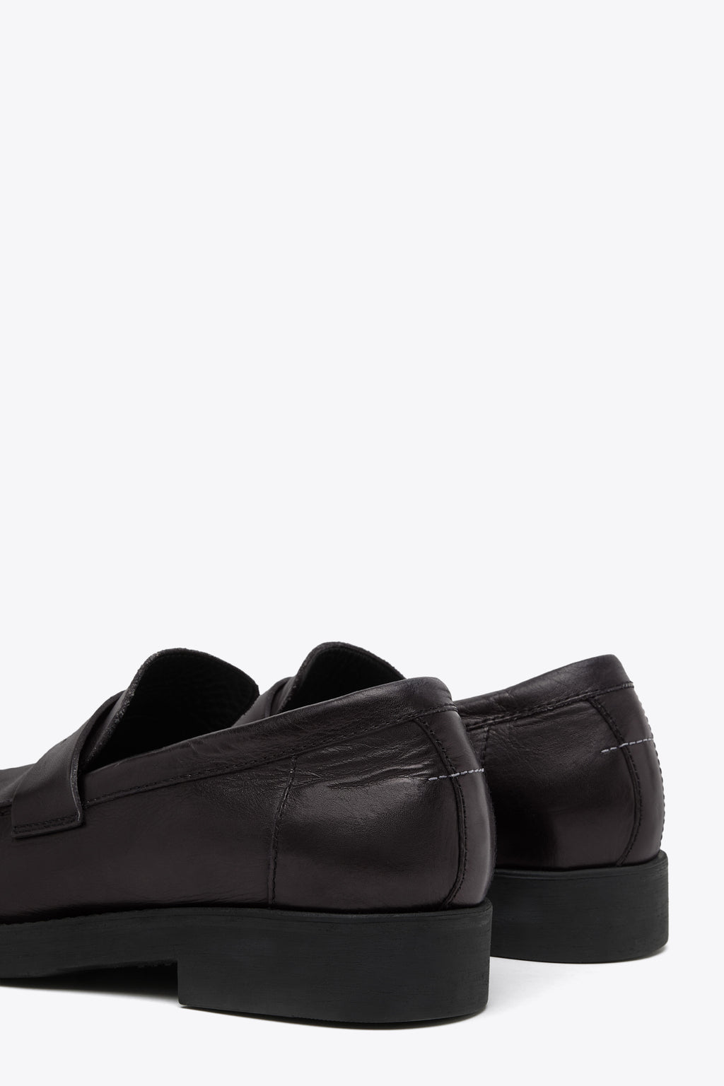 alt-image__Mocassino-nero-in-pelle-con-logo-numeric