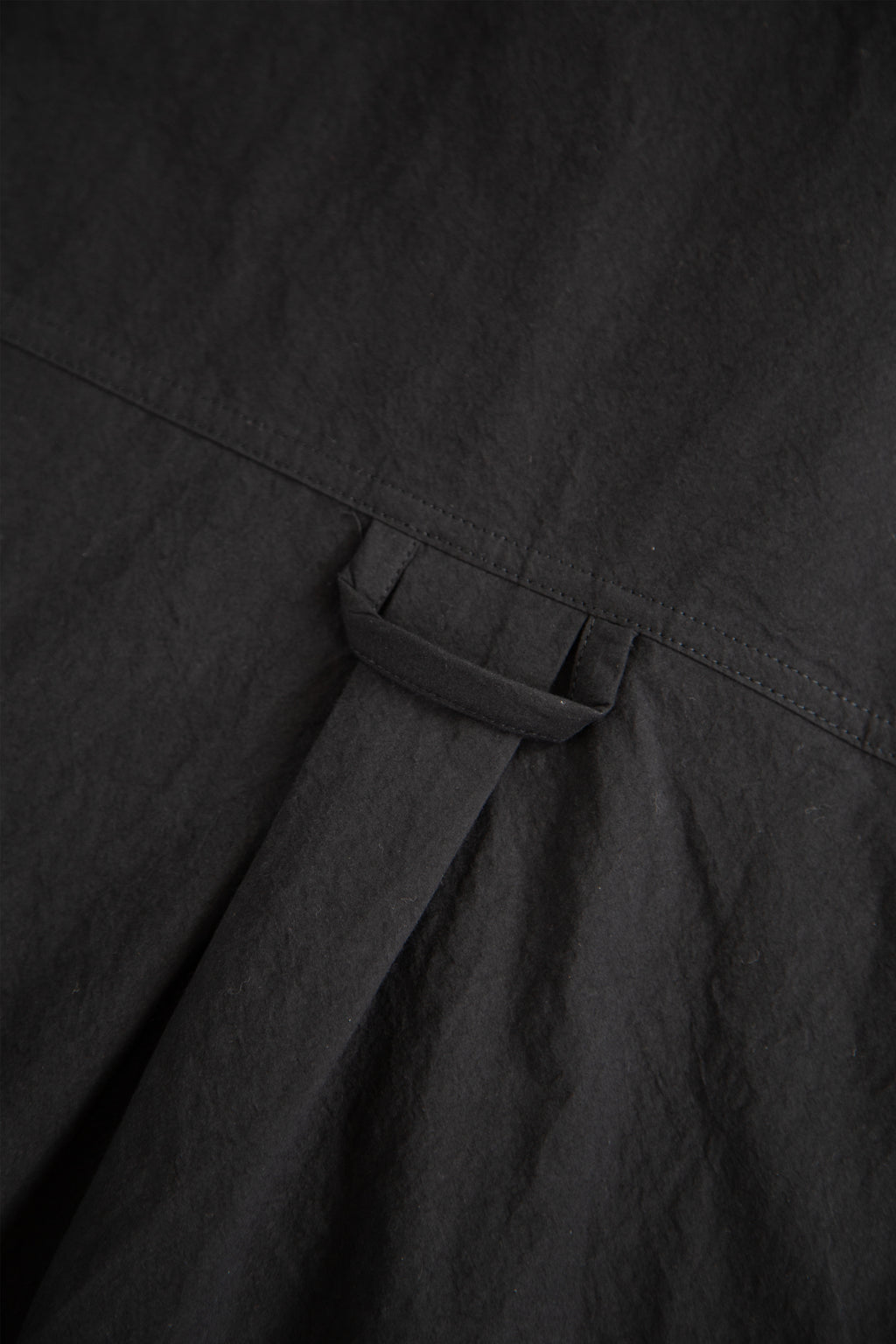 alt-image__Camicia-nera-in-popeline-con-zip-e-maniche-corte